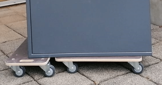 Kühlschrank mit Möbelroller transportieren